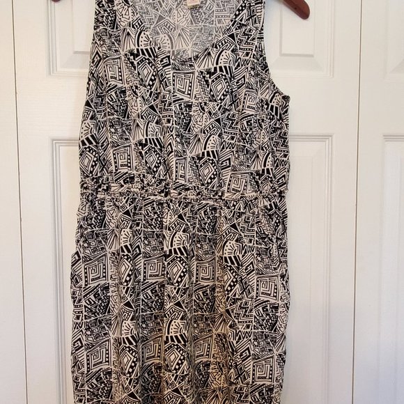 Mossimo Supply Co. Black and White Geometric Design with Cutout in Back - Picture 7 of 8